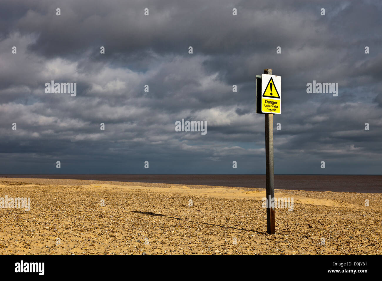 Pericolo pericoli subacquei segno su Southwold Beach. Foto Stock