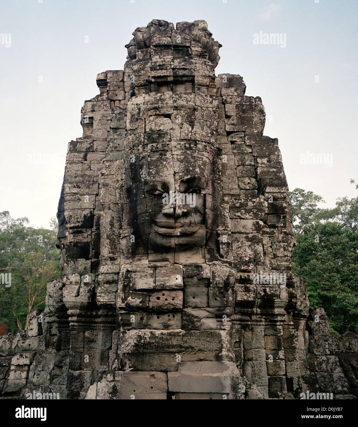 Nella giungla è l'architettura Khmer del Bayon di Angkor Thom presso i templi di Angkor in Cambogia nel sud-est asiatico. Storia della Cambogia Travel Foto Stock
