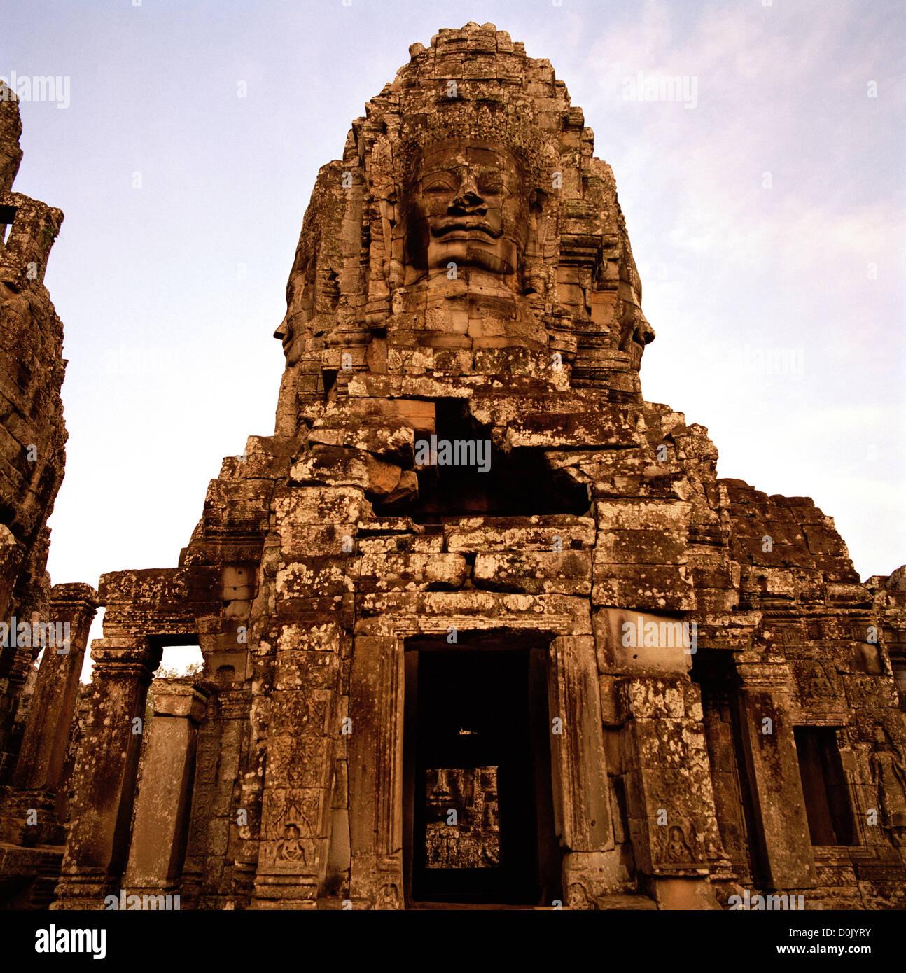 Nella giungla è l'architettura Khmer del Bayon di Angkor Thom presso i templi di Angkor in Cambogia nel sud-est asiatico. Storia della Cambogia Travel Foto Stock