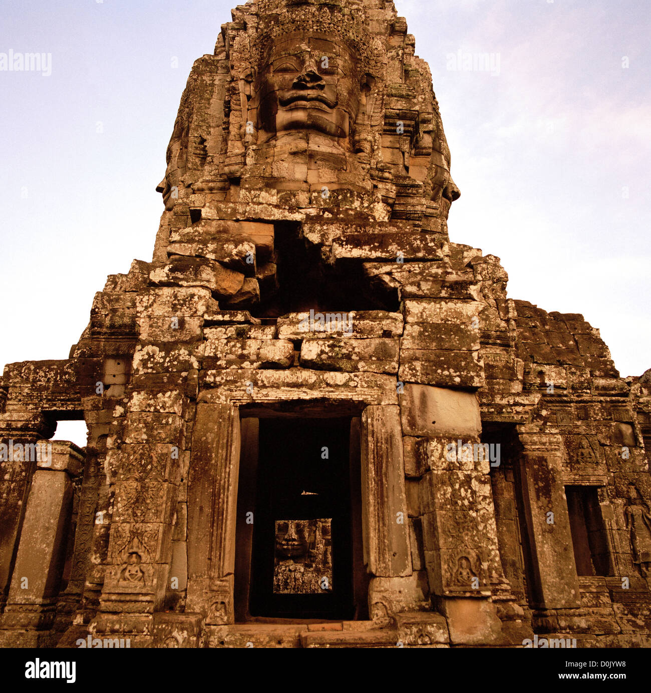 Nella giungla è l'architettura Khmer del Bayon di Angkor Thom presso i templi di Angkor in Cambogia nel sud-est asiatico. Storia della Cambogia Travel Foto Stock