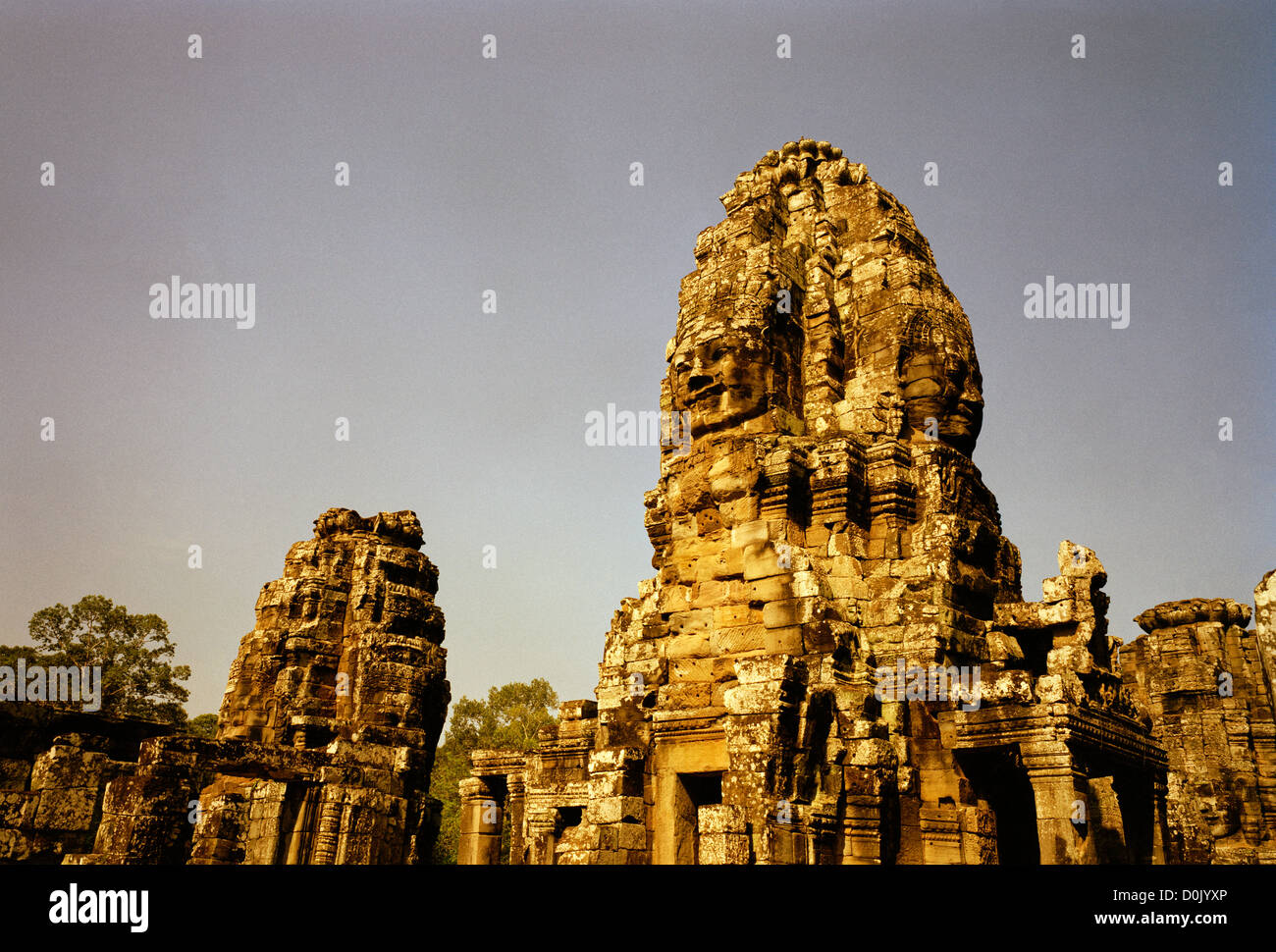 Nella giungla è l'architettura Khmer del Bayon di Angkor Thom presso i templi di Angkor in Cambogia nel sud-est asiatico. Storia della Cambogia Travel Foto Stock
