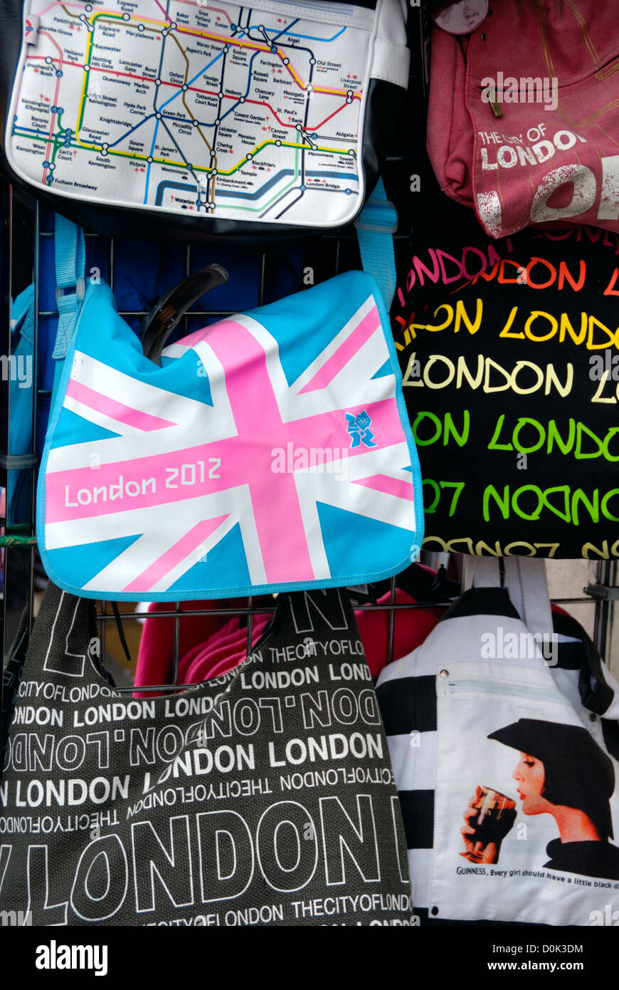 London souvenir borse tracolla al di fuori di un negozio di souvenir. Foto Stock