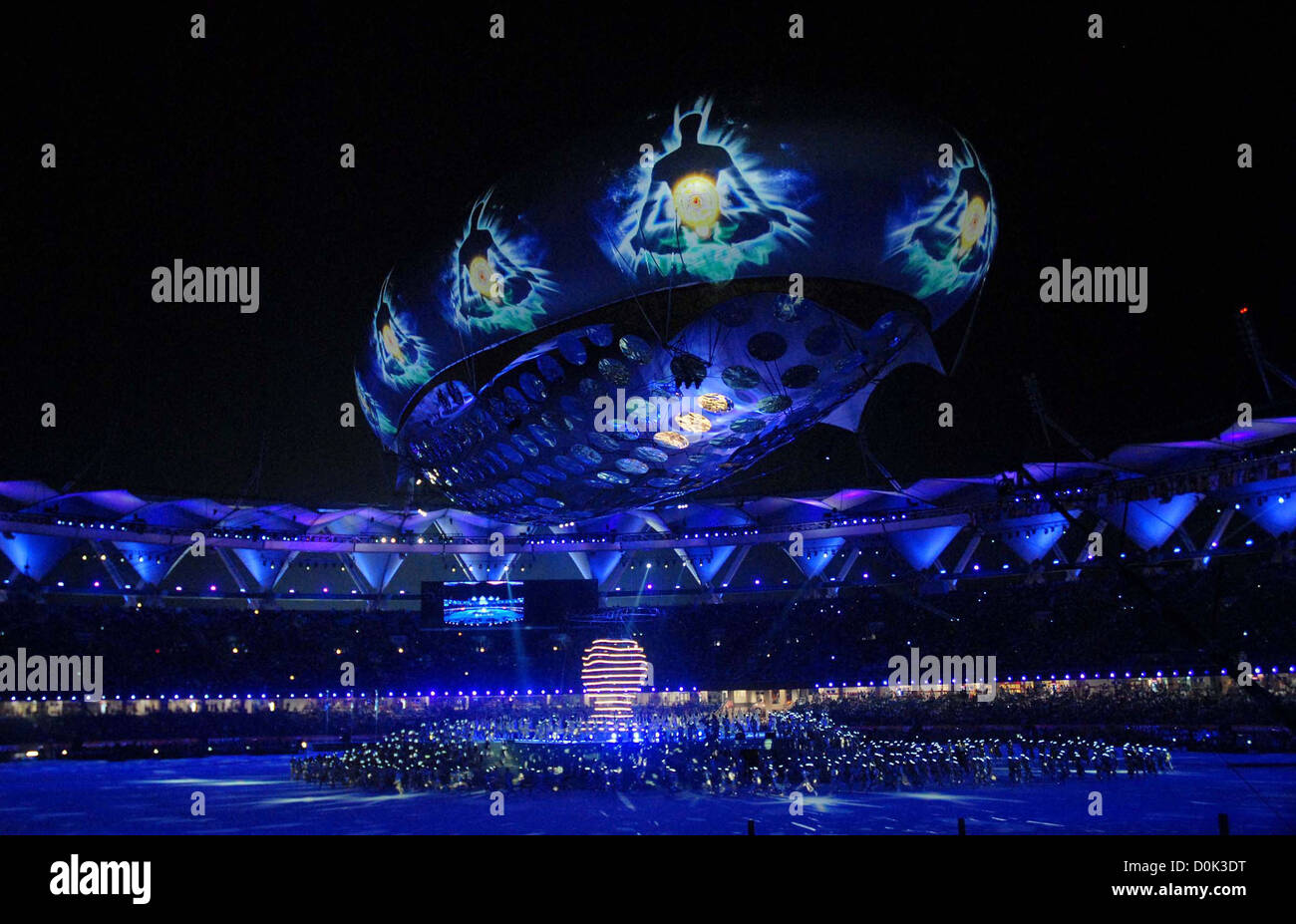 Una presentazione illuminato con un tema di meditazione è visto durante il XIX Giochi del Commonwealth alla cerimonia di apertura per le Foto Stock