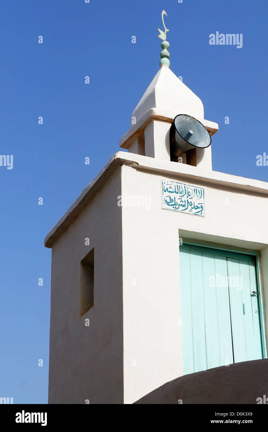 Minareto bianco con megafono nella Medina di Sousse in Tunisia Foto Stock