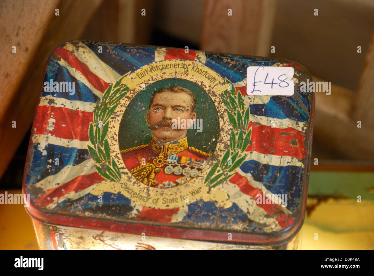 Stagno di antiquariato che porta una immagine di Lord Kitchener su una Unione Jack sfondo per la vendita nel mercato di Portobello. Foto Stock