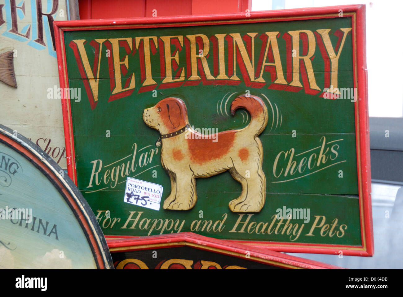 Un antico segno veterinaria per la vendita nel mercato di Portobello. Foto Stock