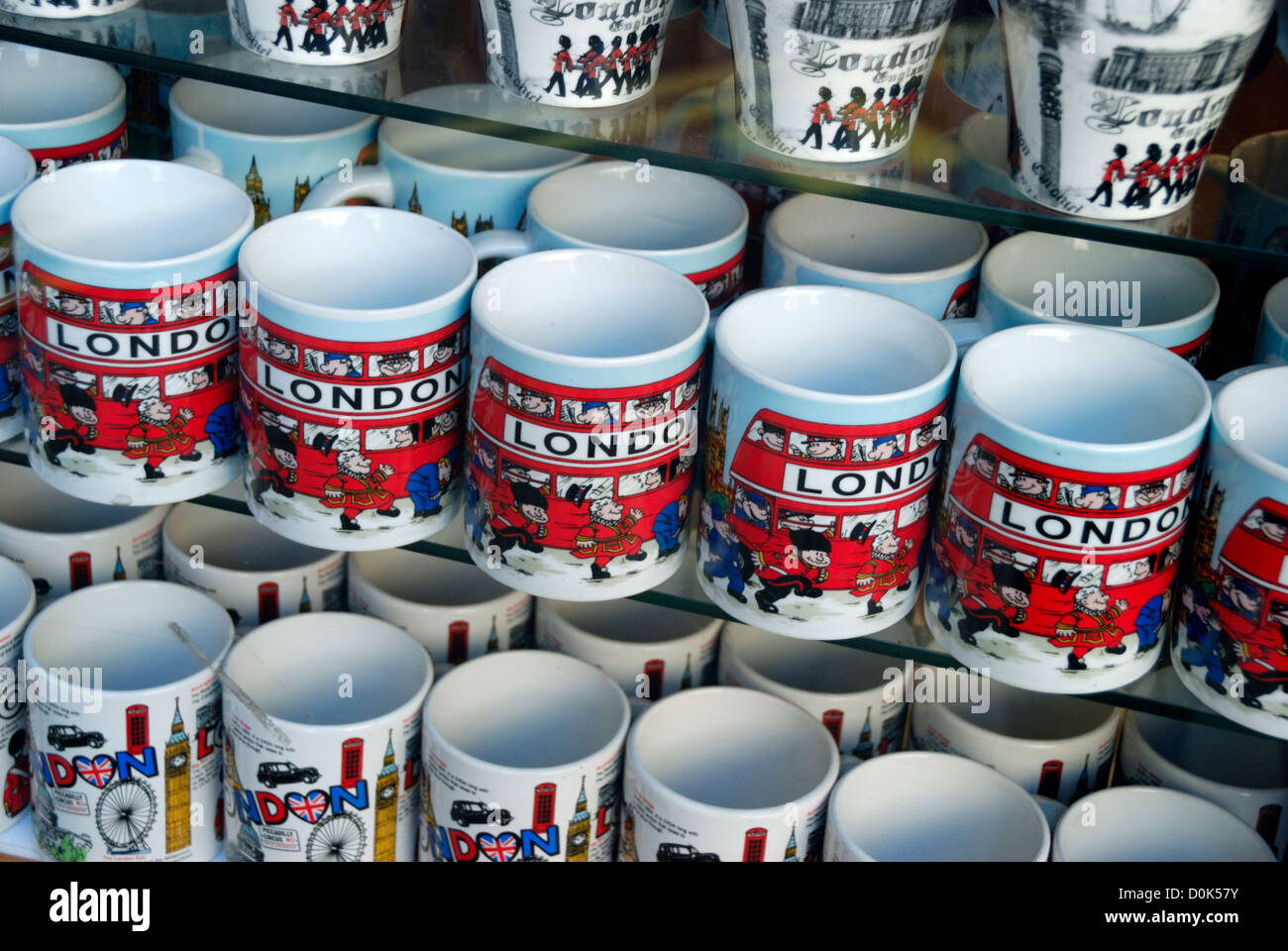 London souvenir mug in un turista vetrina. Foto Stock