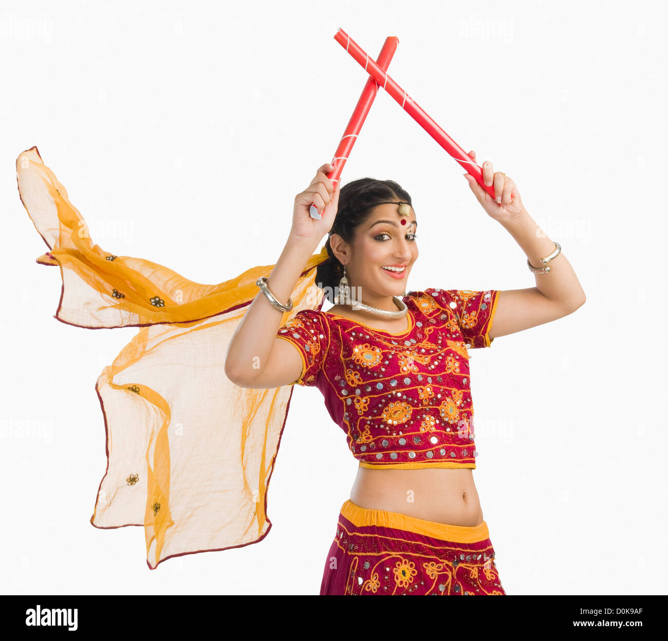 Donna in lehenga choli eseguendo dandiya dance Foto Stock