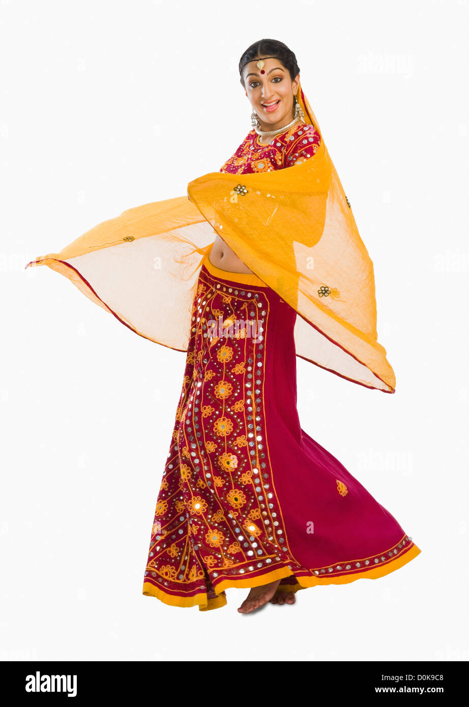 Woman Dancing in rosso brillante lehenga choli Foto Stock