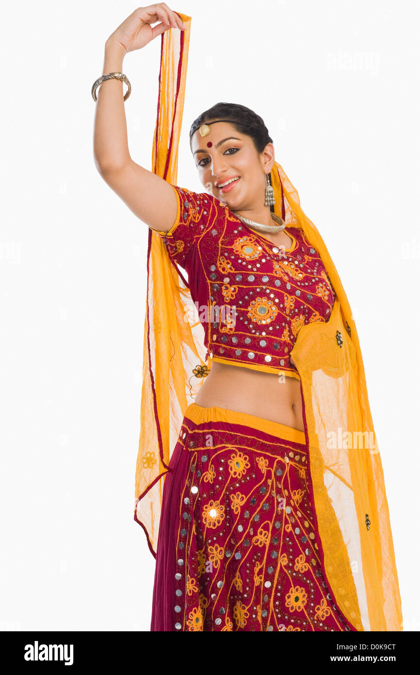 Woman Dancing in rosso brillante lehenga choli Foto Stock