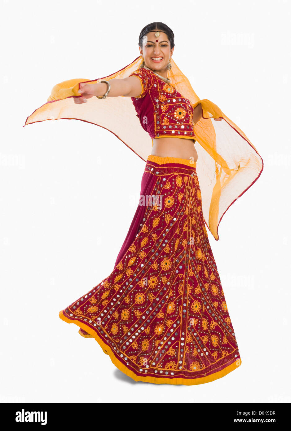Woman Dancing in rosso brillante lehenga choli Foto Stock