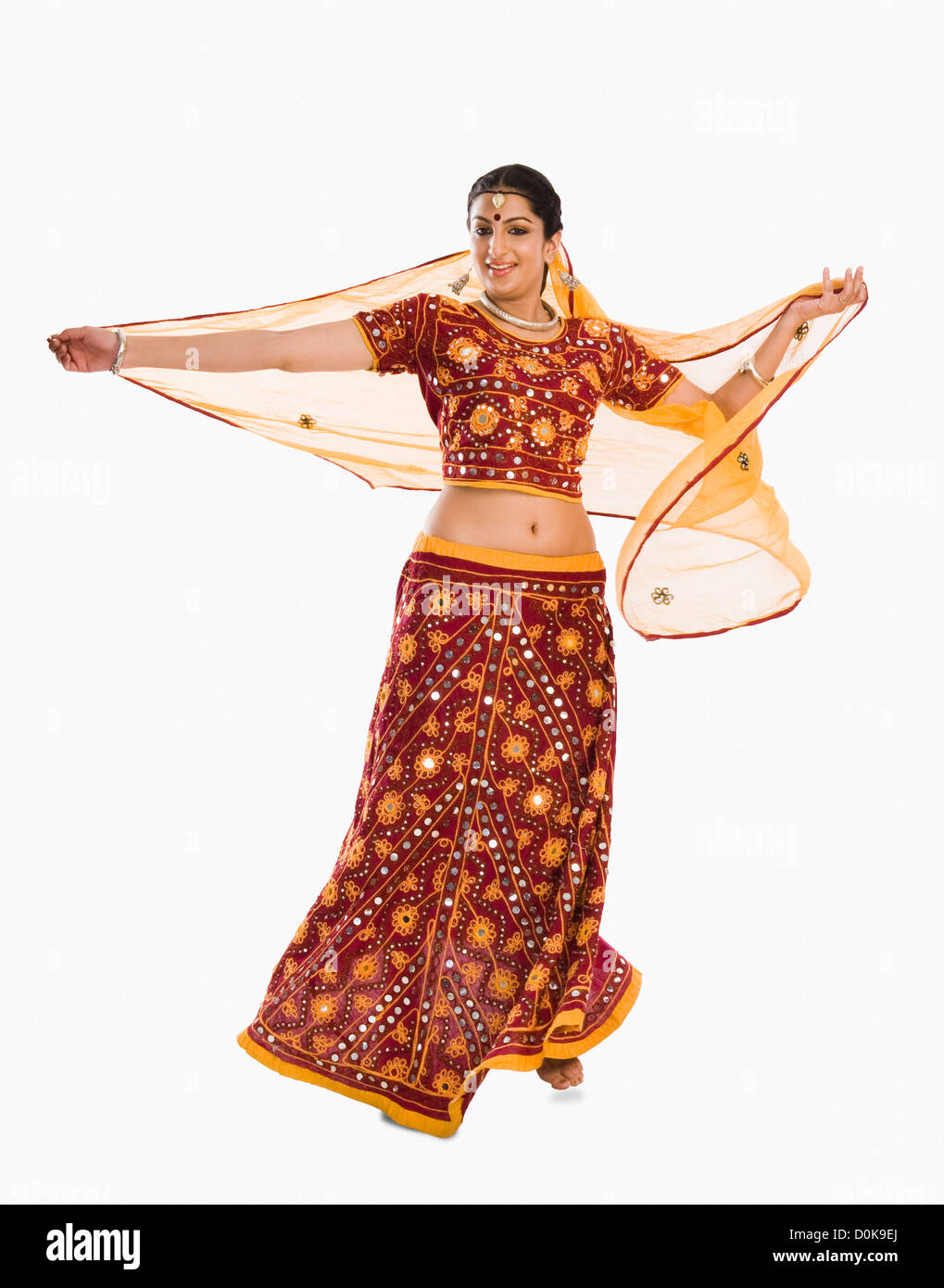 Woman Dancing in rosso brillante lehenga choli Foto Stock