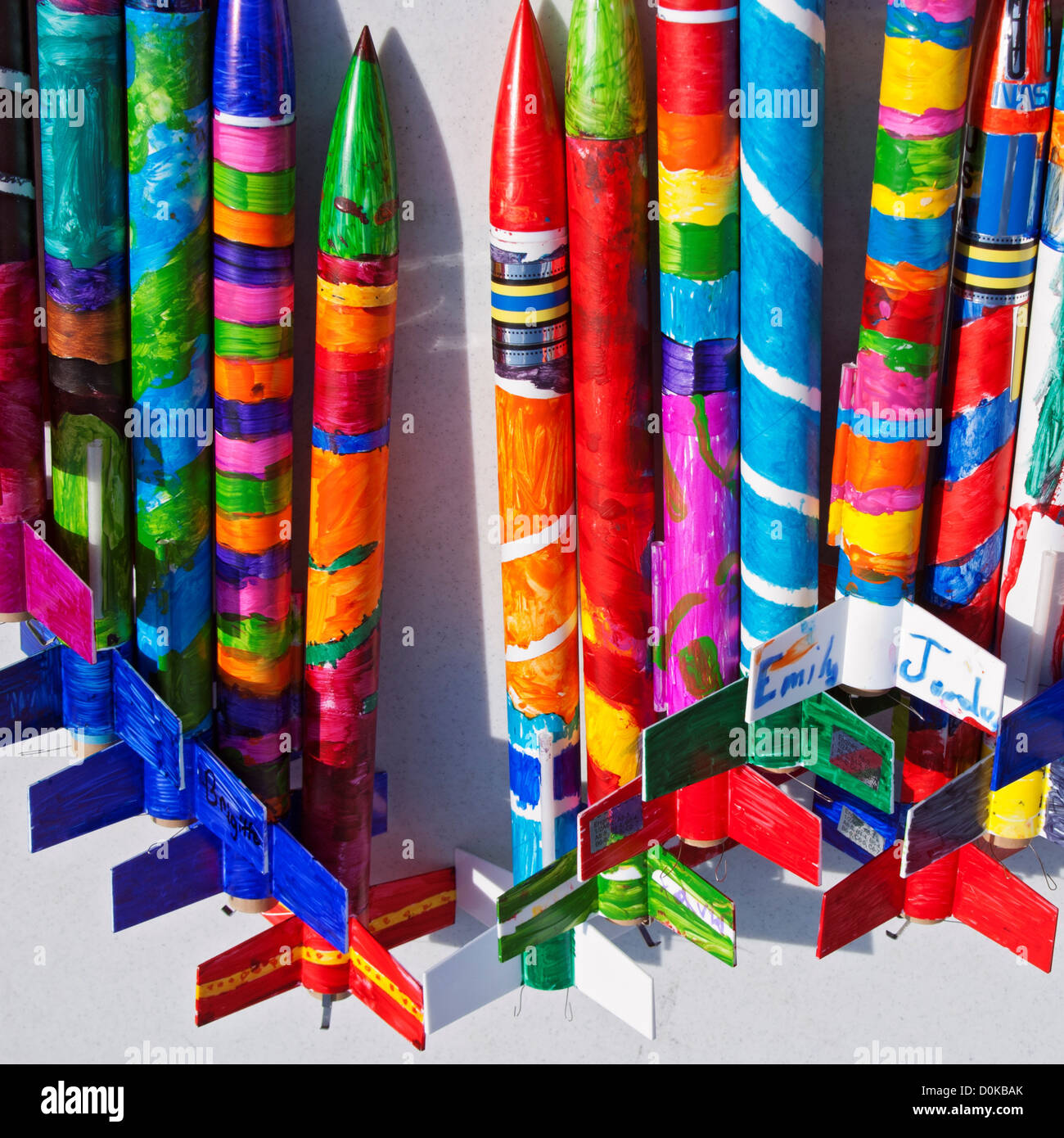 Una fila di dipinto luminosamente modello razzi a rocketry evento di lancio. Foto Stock