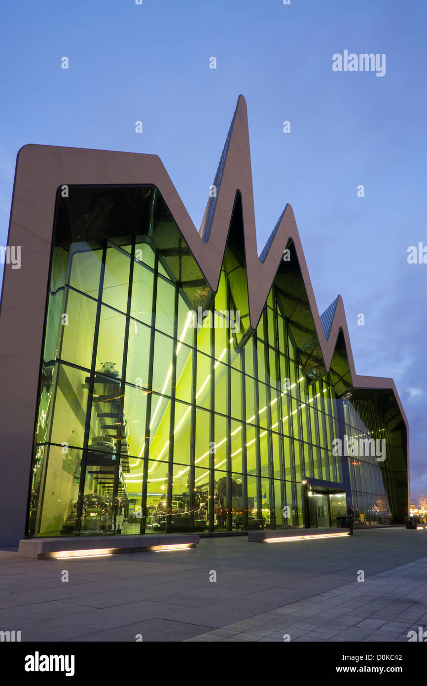 Crepuscolo e visualizzare di nuovo il Riverside Museum di trasporto in Glasgow Scotland Regno Unito architetto Zaha Hadid Foto Stock