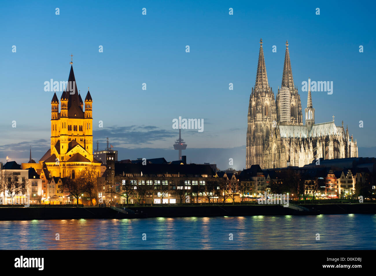Skyline di Colonia con la famosa cattedrale e al fiume Reno al crepuscolo Foto Stock