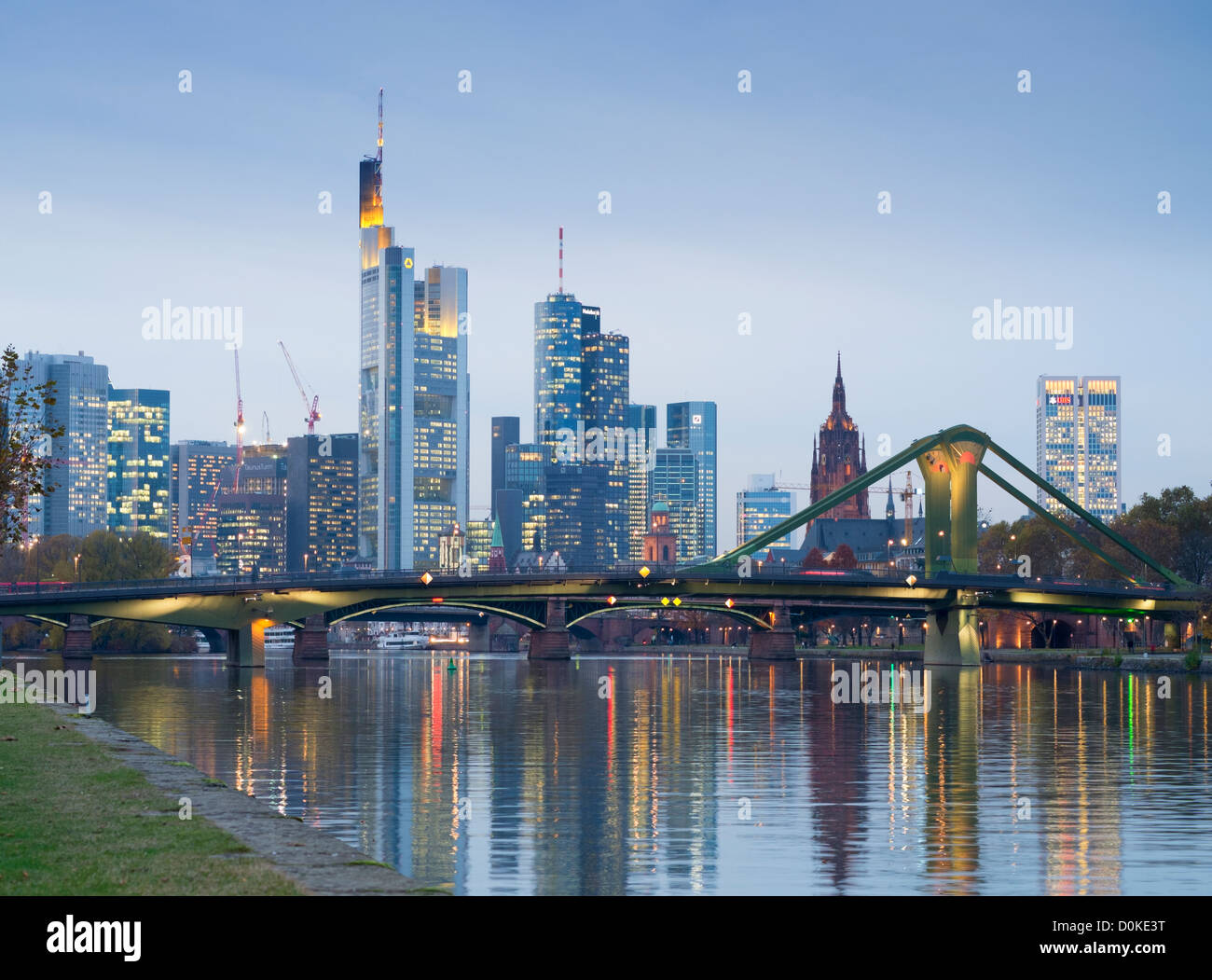 Vista serale della skyline di Francoforte il quartiere finanziario in Germania Foto Stock