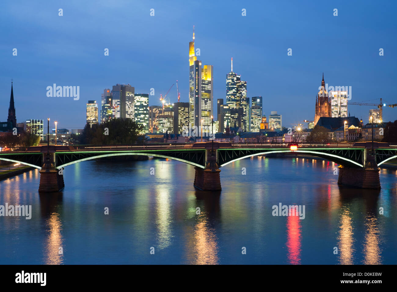 Vista serale della skyline di Francoforte il quartiere finanziario in Germania Foto Stock