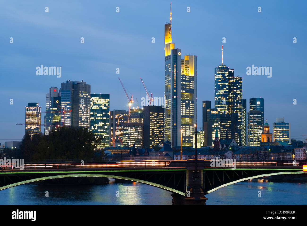 Vista serale della skyline di Francoforte il quartiere finanziario in Germania Foto Stock