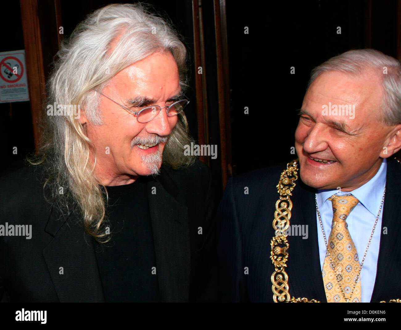 Billy Connolly, con Lord Provost Bob inverno, al City Chambers per ricevere la libertà di Glasgow Glasgow, Scozia - Foto Stock