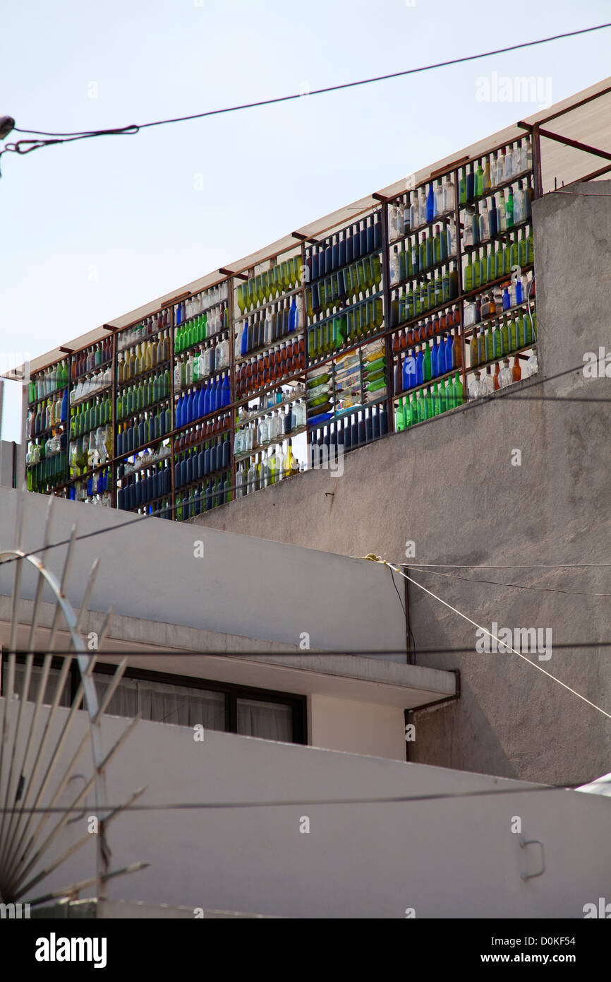 Bottiglie riciclate come una parete nella costruzione in Coyoacan in Città del Messico DF Foto Stock