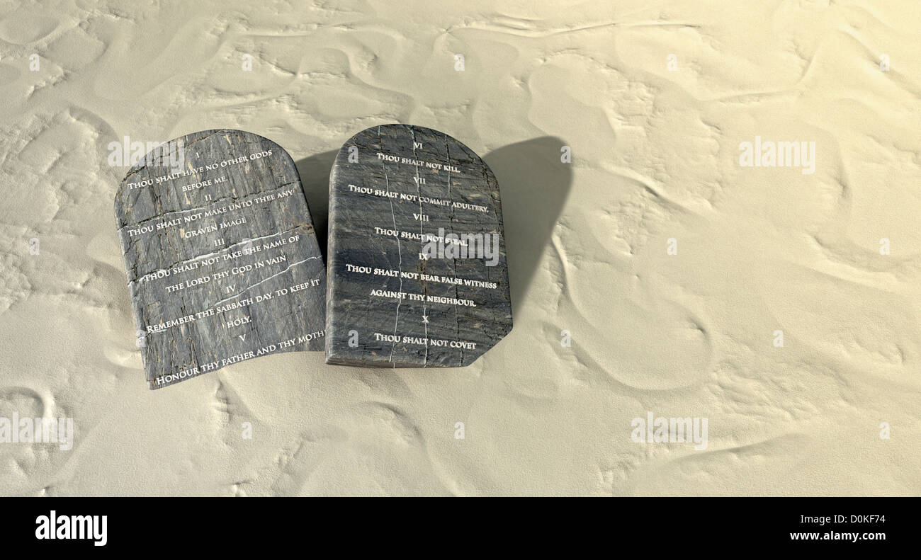 Due tavolette di pietra con i dieci comandamenti incisi su di essi giacenti su marrone sabbia del deserto Foto Stock
