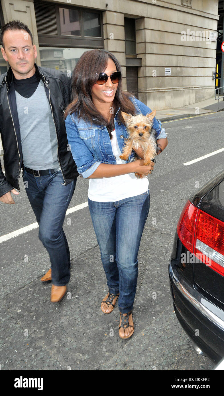 Alexandra Burke arrivando alla BBC Radio due studios con il suo cane Alfie di Londra - Inghilterra Foto Stock