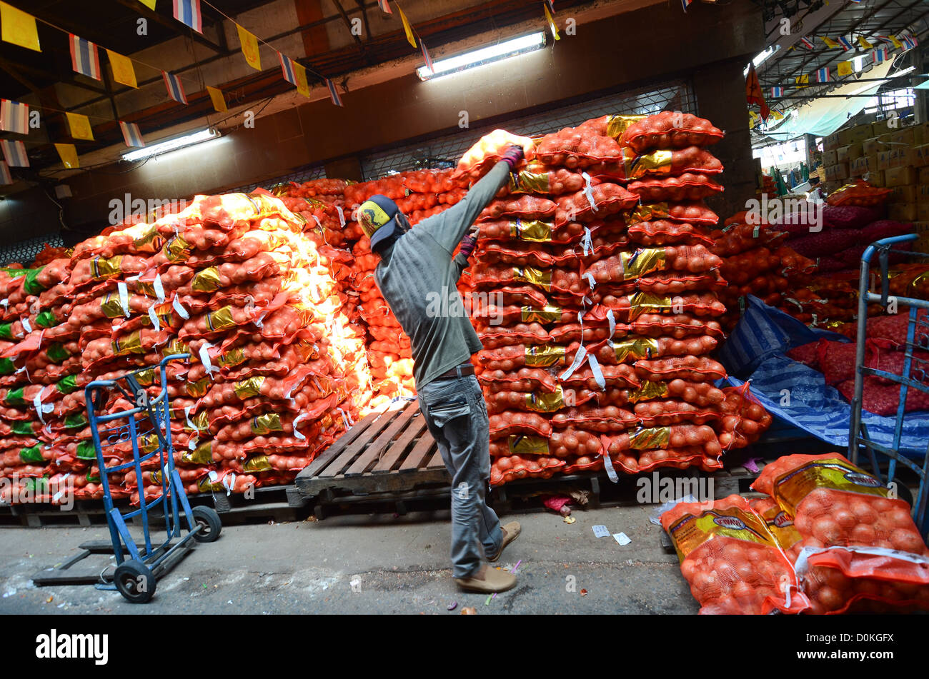 Un uomo che lavora in un mercato di Bangkok, Tailandia. Foto Stock
