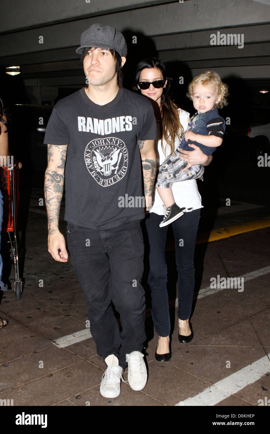 Ashley Simpson-Wentz, Pete Wentz e il loro figlio Bronx Mowgli Wentz al di fuori di andare a fare shopping Van Nuys Los Angeles, Stati Uniti d'America - 21.08.10 Foto Stock