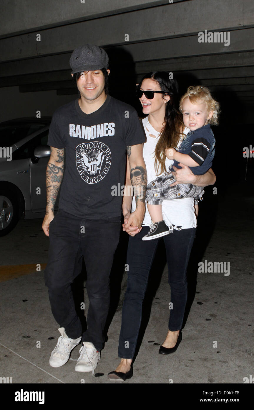 Ashley Simpson-Wentz, Pete Wentz e il loro figlio Bronx Mowgli Wentz al di fuori di andare a fare shopping Van Nuys Los Angeles, Stati Uniti d'America - 21.08.10 Foto Stock