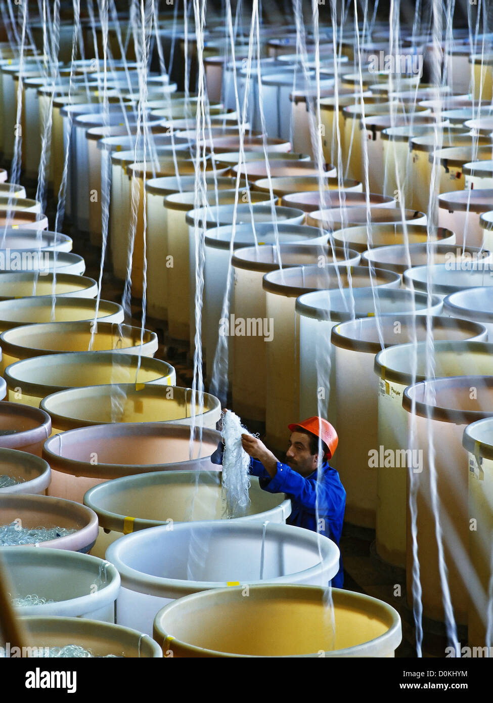 Fibre artificiali realizzati dai prodotti chimici sono memorizzati in barili. Foto Stock
