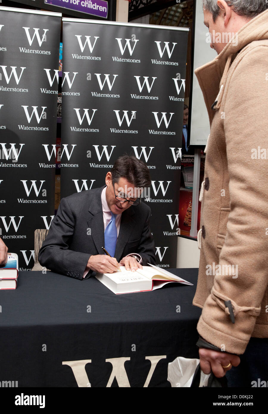 Sebastian Coe libro firma a Waterstones nel mercato Leadenhall, Londra, questo pranzo (15/11/2012) Foto Stock