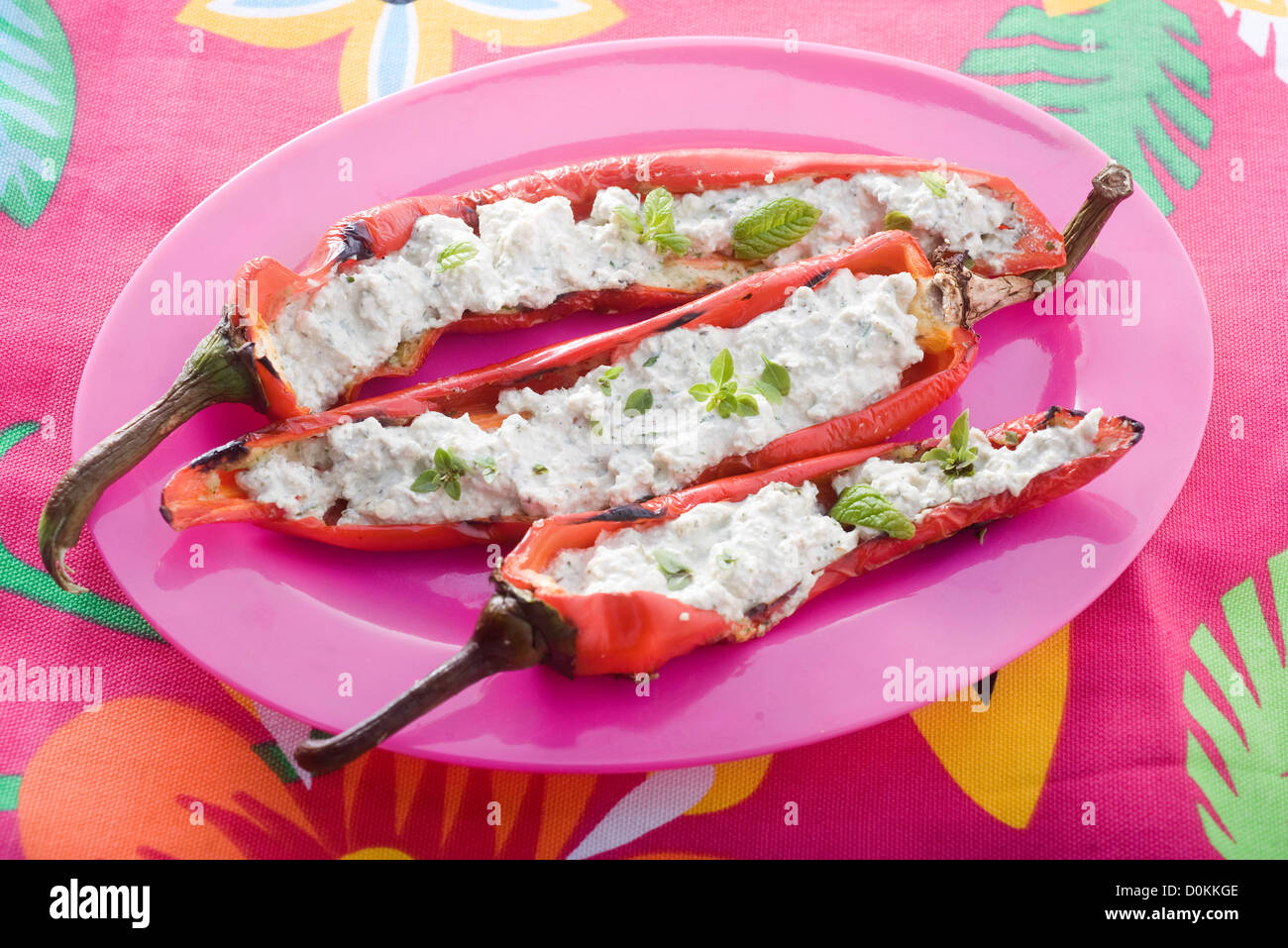 Pimientos farcite con tofu e le erbe del giardino Foto Stock