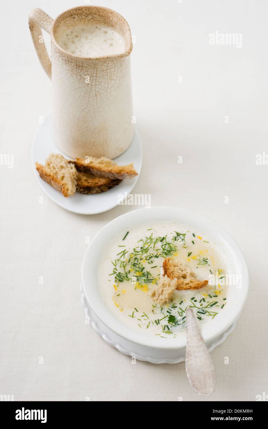 Zuppa di sedano con la scorza di limone Foto Stock