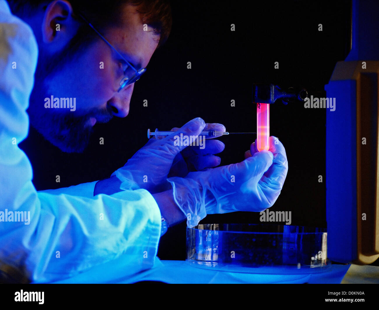 Un ricercatore di estrazione di DNA isolato da un campione per la sequenza. Foto Stock