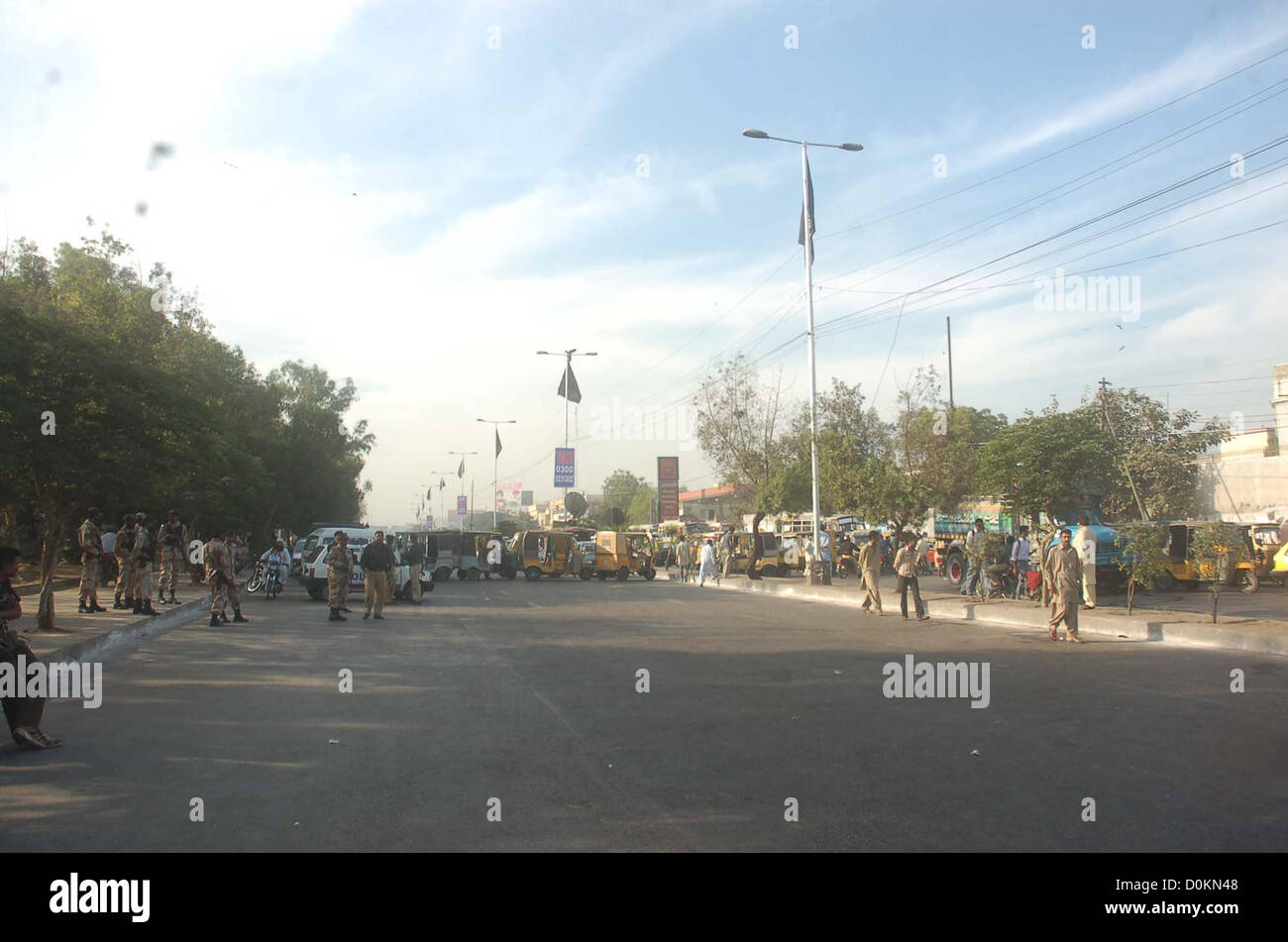 I piloti che di proprietà privata trasporta bloccata l'asta come stanno protestando contro sciopero non ufficiale di chiamata per le pompe per gas metano proprietari durante una dimostrazione a M.A Jinnah Road a Karachi il Martedì, Novembre 27, 2012. Il Rickshaw e conducenti di taxi, irked dalla sorpresa chiusura GNC, bloccate il MA Jinnah Road portando i loro veicoli per fermare. Grazie alla loro protesta, un massiccio traffico è stato osservato su MA Jinnah e le altre strade adiacenti. Foto Stock