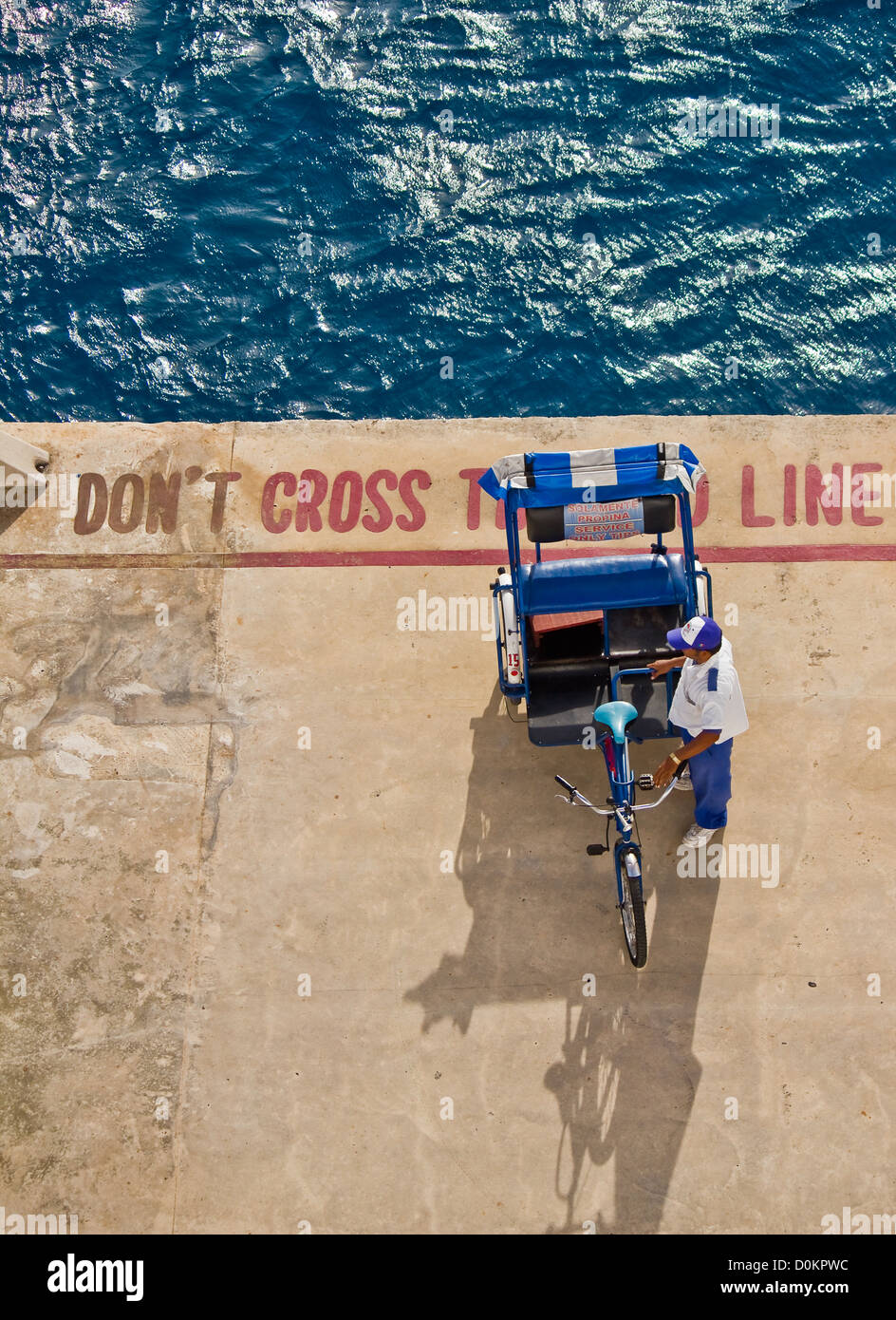 Una bicicletta taxi in attesa per una crociera al passeggero di bisogno dei suoi servizi. Foto Stock