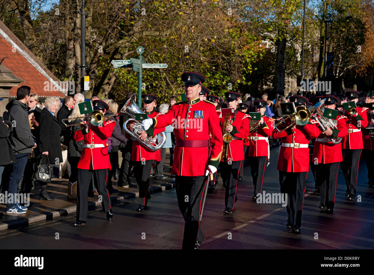 La banda del reggimento dello Yorkshire marciando attraverso la città sul ricordo domenica York North Yorkshire England Regno Unito Foto Stock