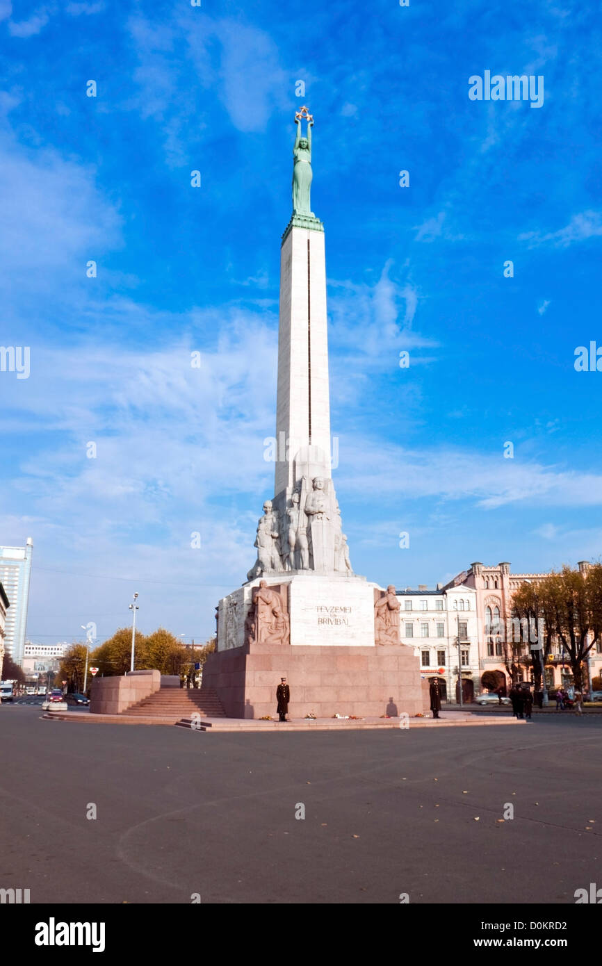Il monumento alla libertà di Riga park, vicino al centro storico di Riga Foto Stock
