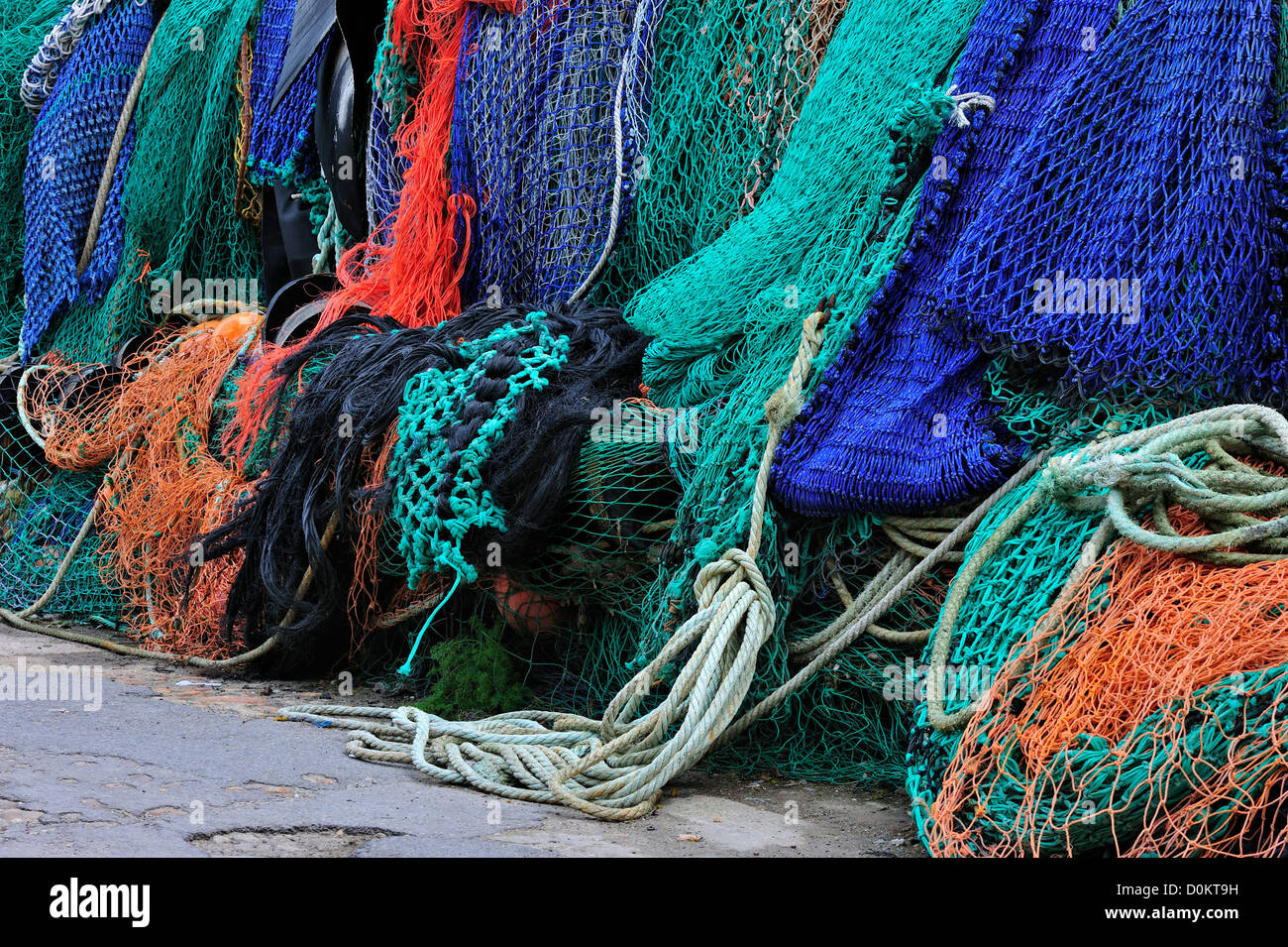 Colorato la pesca a strascico Reti sulla banchina di Lyme Regis Harbour lungo la Jurassic Coast, Dorset, Inghilterra meridionale, Regno Unito Foto Stock