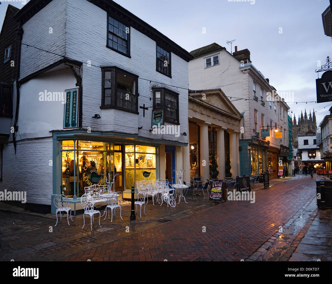 Vista della città Fish Bar su St Margarets Street a Canterbury in serata. Foto Stock