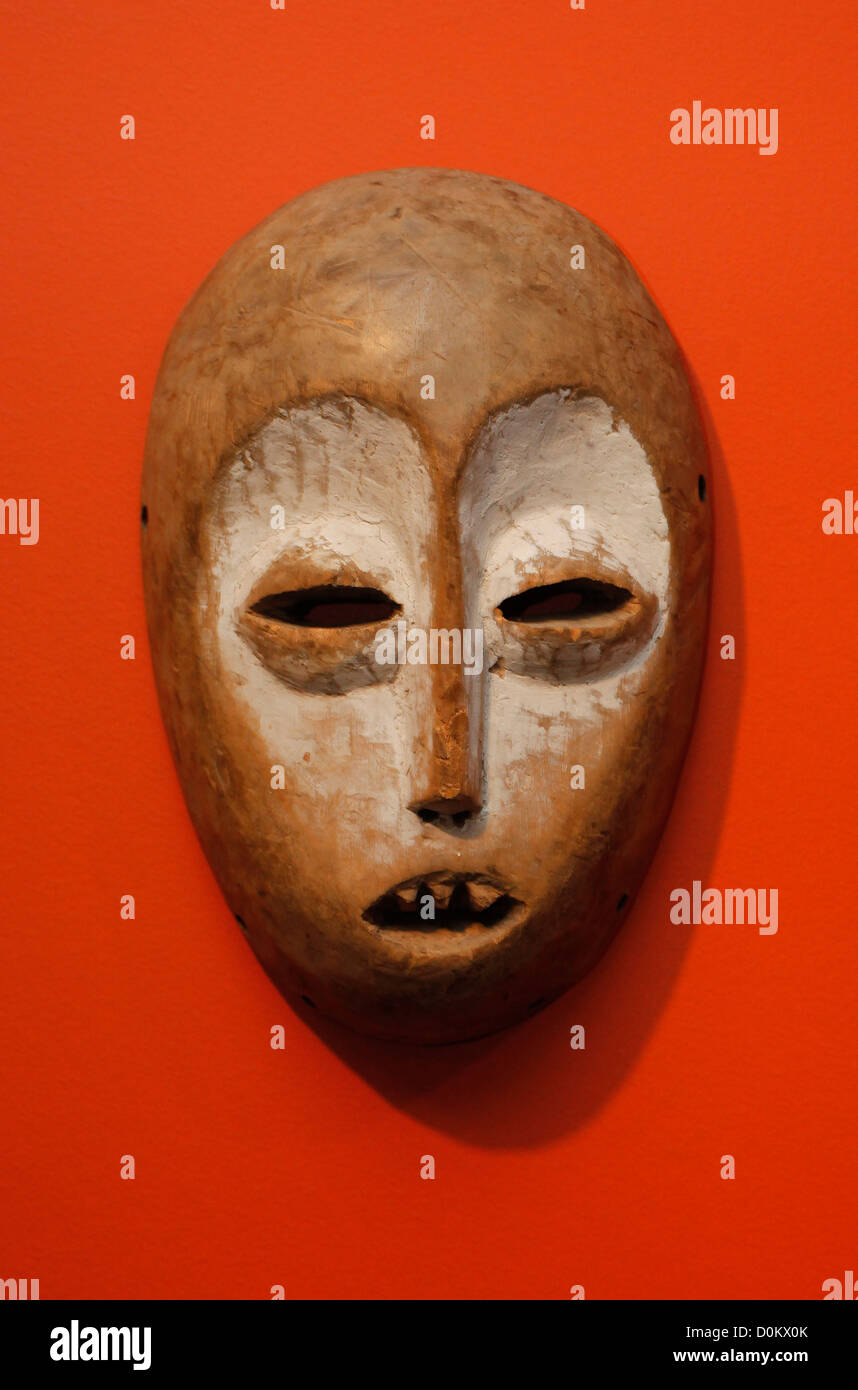 Una maschera Lega, un tipo di maschera rituale creata con l'argilla caolino, che simboleggia la purezza e gli spiriti degli antenati utilizzati dal popolo Lega della Repubblica Democratica del Congo, usato nei rituali Bwami per insegnare valori morali e saggezza Foto Stock