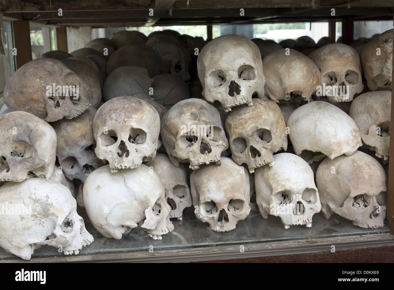 Teschi e le ossa nel campo di uccisione, Cambogia Foto Stock