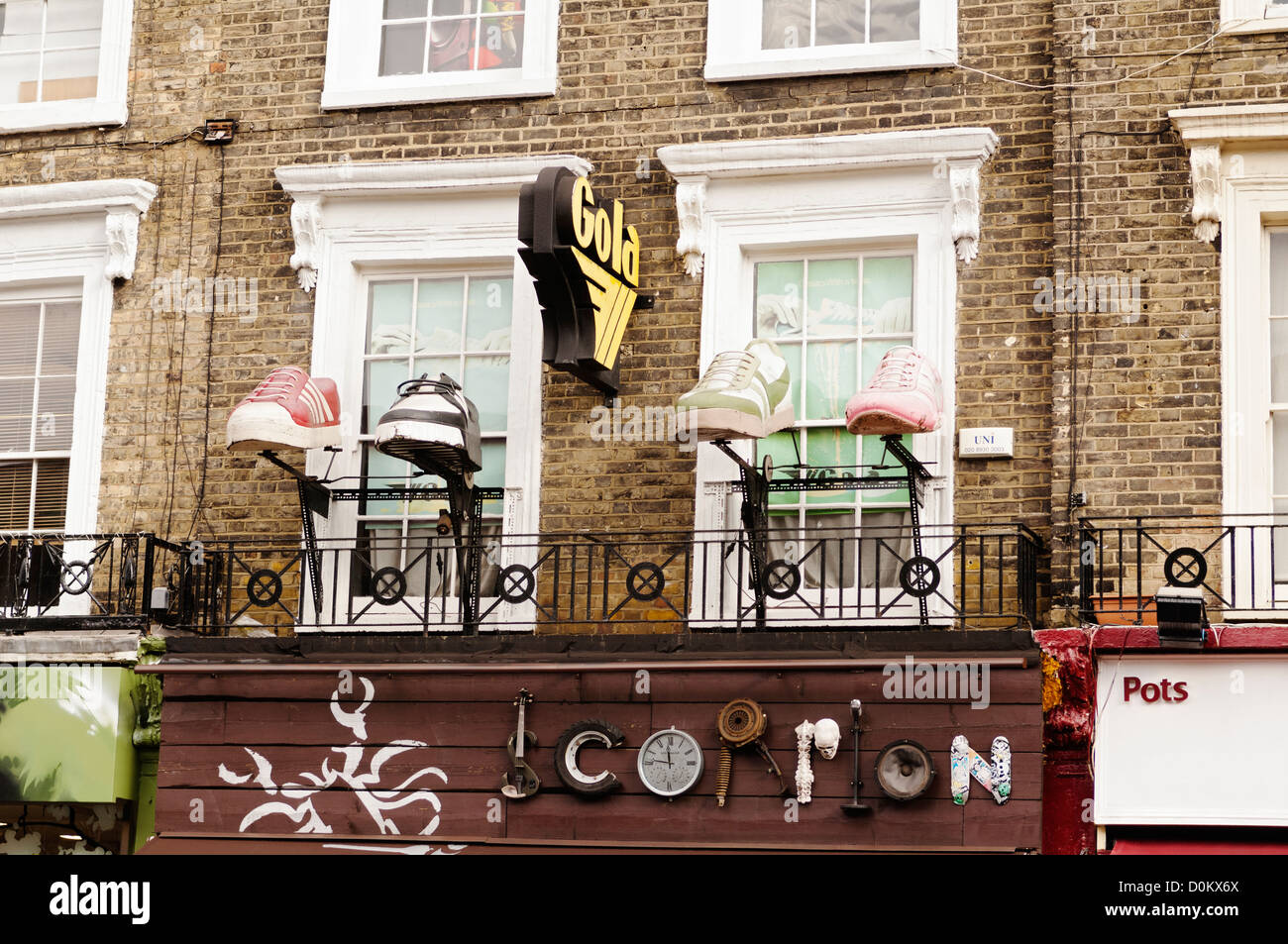 Più grande di modelli di vita di scarpe sulla facciata di un negozio di Camden. Foto Stock Più grande di modelli di vita di scarpe sulla facciata di un negozio di Camden. Foto Stock