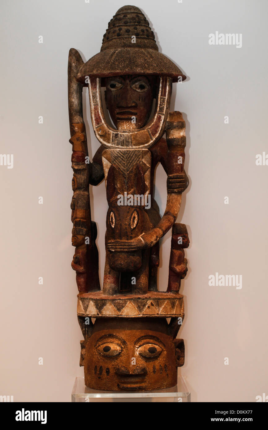 Una figura africana scolpita in legno un esempio di copricapo Yoruba Gelede, probabilmente proveniente dalla Nigeria o dal Benin. Africa Foto Stock