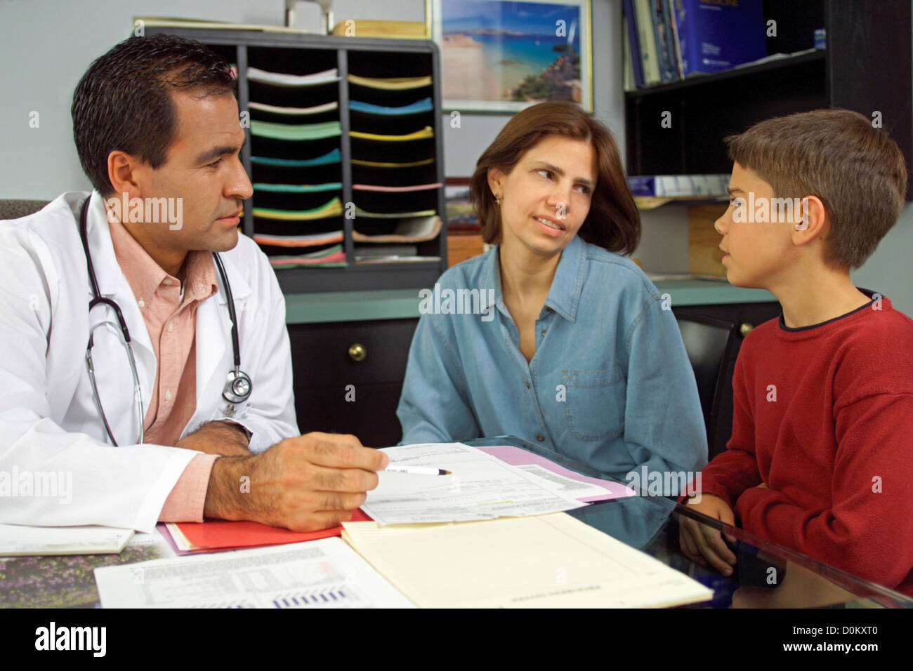 Madre e Figlio di consultare con il pediatra Foto Stock