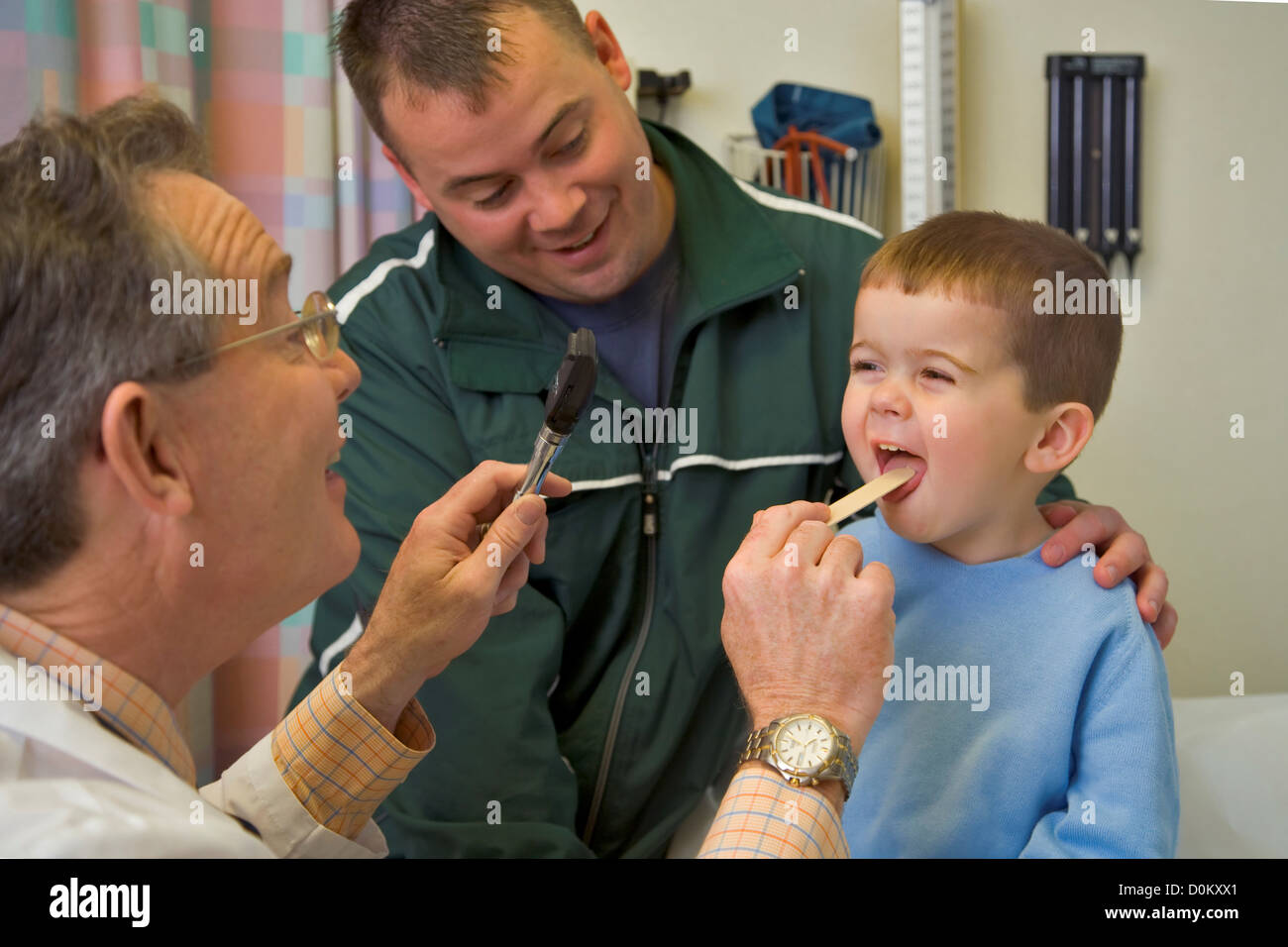 Pediatra, padre e figlio Foto Stock