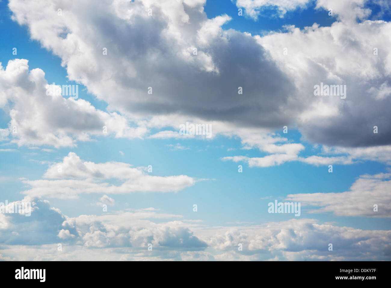 Cielo blu con nuvole come sfondo Foto Stock