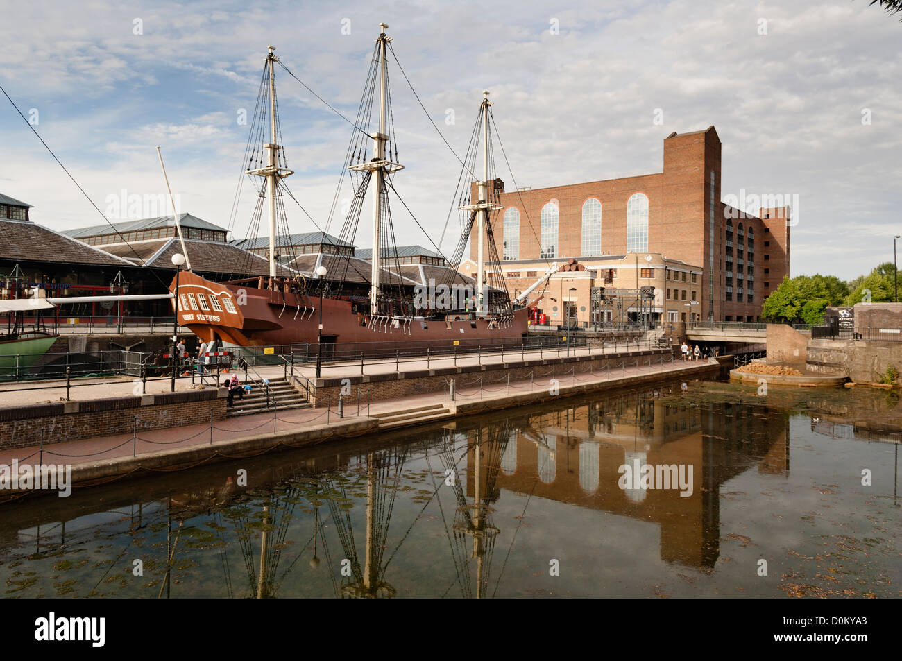 Vista del dock di tabacco a Wapping con la replica di un tall ship chiamato tre sorelle. Foto Stock