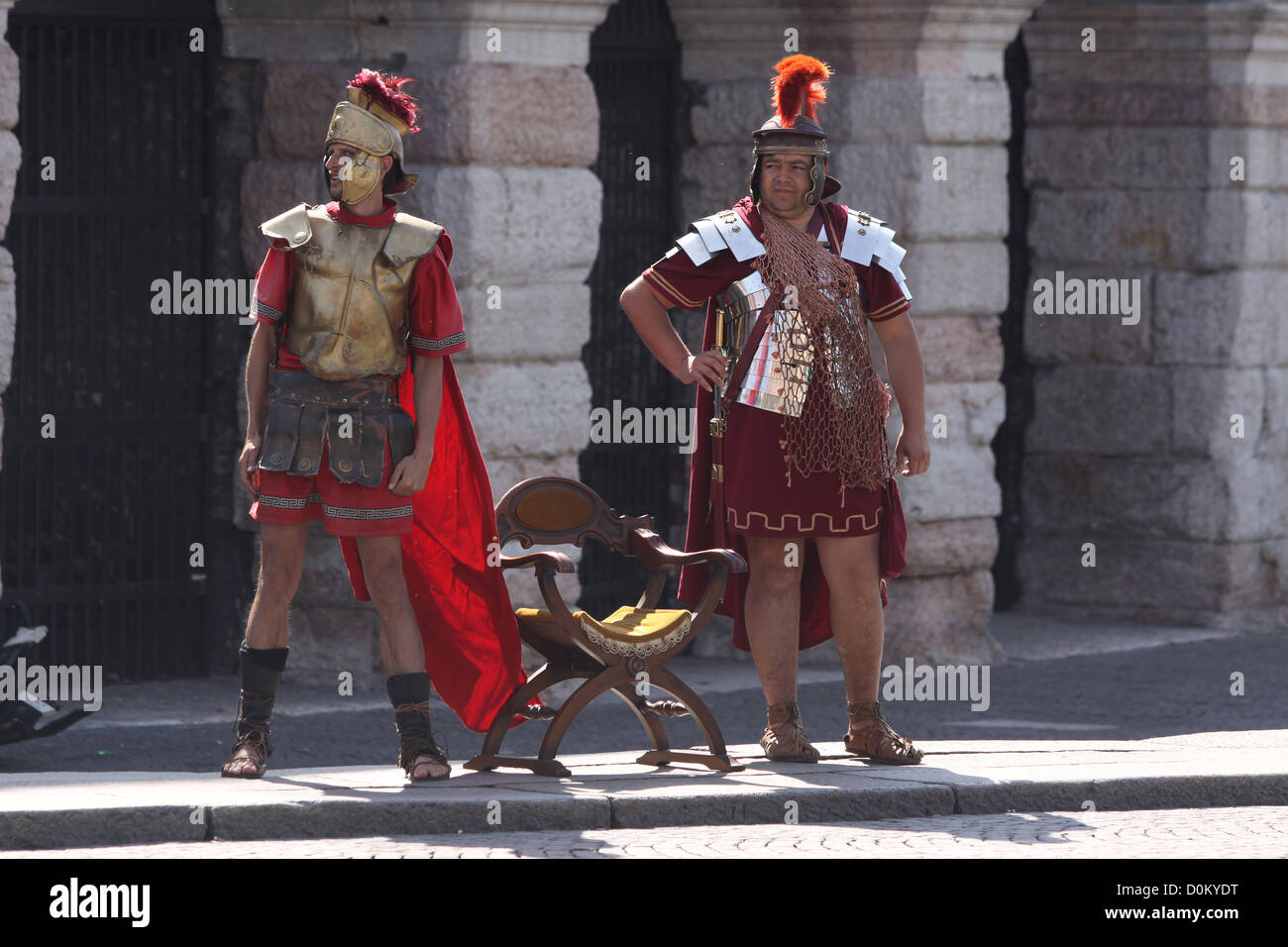 I soldati romani presso l'anfiteatro in Piazza Bra a Verona, Veneto, Italia Foto Stock