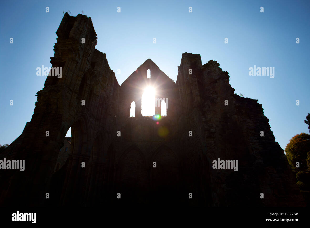 Sole che splende attraverso la finestra in rovina di Wenlock Priory. Foto Stock